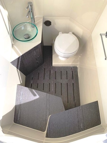 cabinet de toilette tout équipée : WC, douche, lavabo.