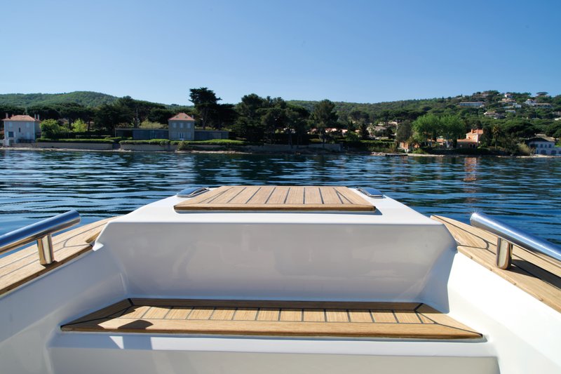 Revêtement complet du bateau en teck.
