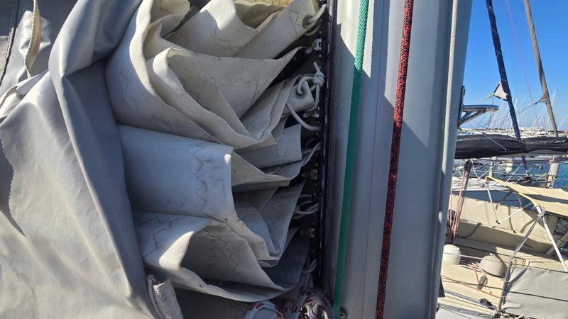 Grande voile sur coulisseaux à billes