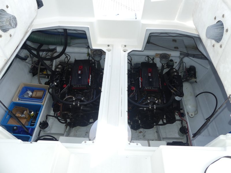 Deux moteurs essence Mercruiser 7,4L