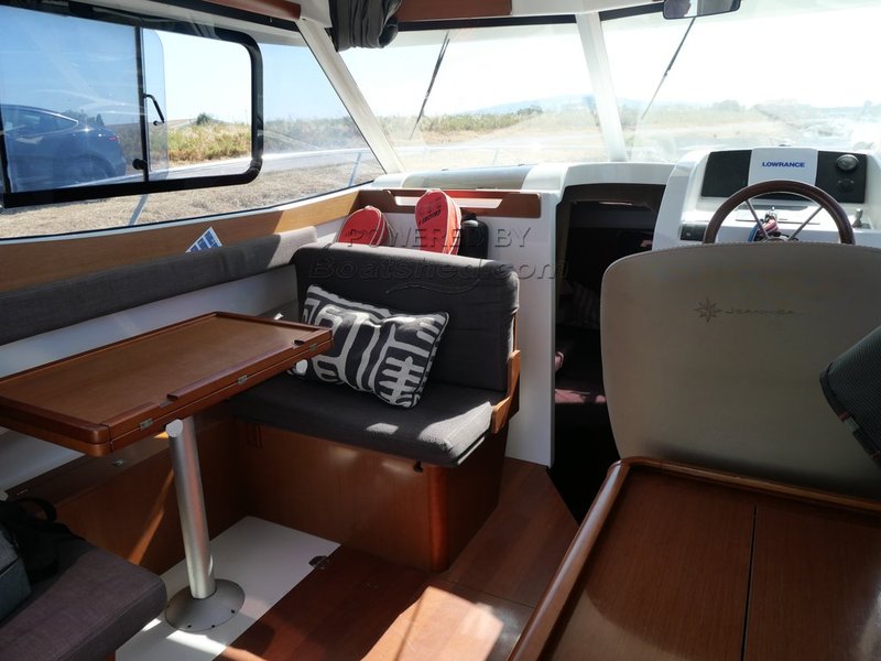 Cockpit spacieux pour pêche et loisirs