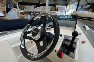 POSTE DE PILOTAGE ERGONOMIQUE AVEC PARE BRISE 