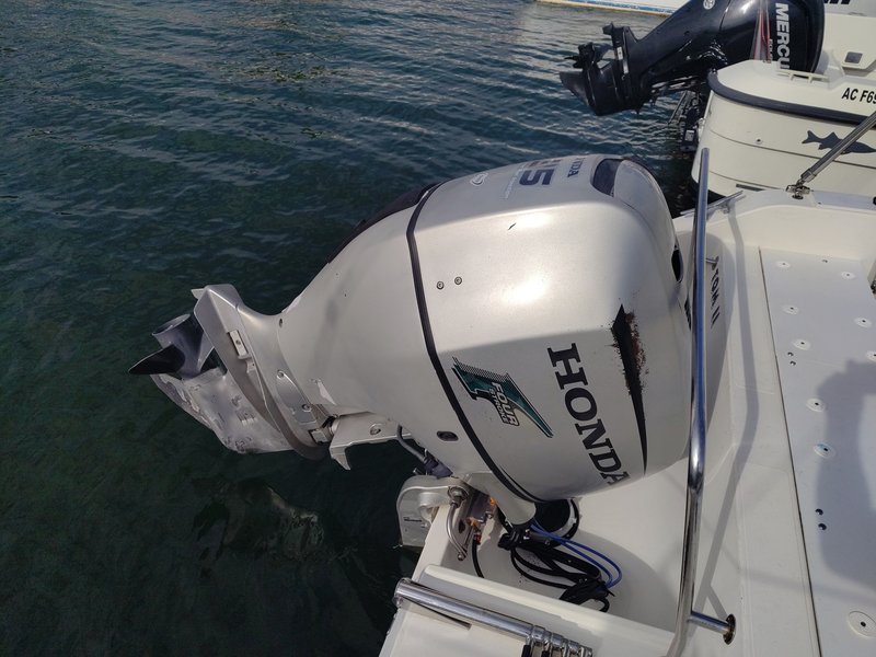 Moteur HONDA BF135 : 4 cylindres, 4 temps EFI