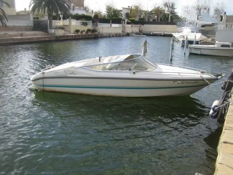 Cranchi Start 21 — Bateau à moteur blanc amarré de profil dans un canal résidentiel.