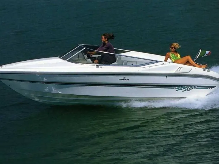 Cranchi Start 21 — Bateau à moteur blanc naviguant avec deux personnes à bord.