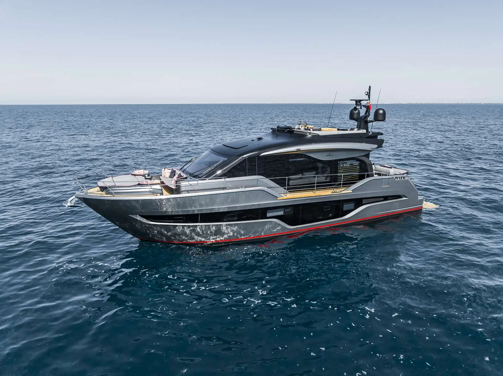 Cranchi Sessantasette 67 — Bateau à moteur gris vu de trois-quarts sur une mer calme