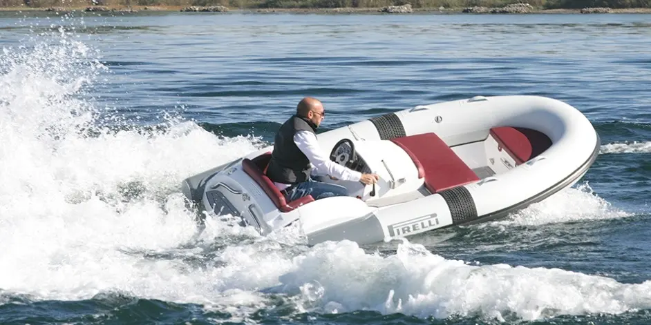 Pirelli J33 — Bateau pneumatique en navigation rapide avec un pilote à la barre.