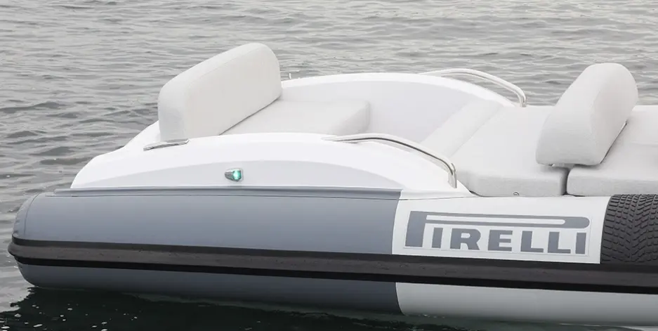 Pirelli J45 — Vue rapprochée de la partie arrière d’un bateau pneumatique sur l’eau.