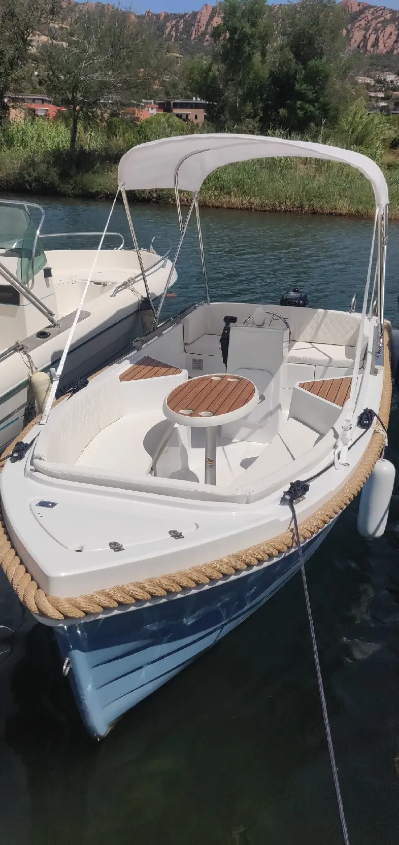 Silver Yacht Silver 495 — Vue en plongée de l’avant et du cockpit d’un bateau amarré sur un canal.
