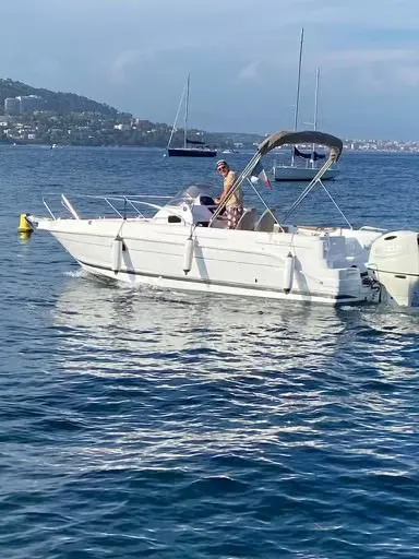 B2 Marine Cap Ferret 672 — Bateau à moteur blanc photographié sur l’eau, avec une personne à bord.