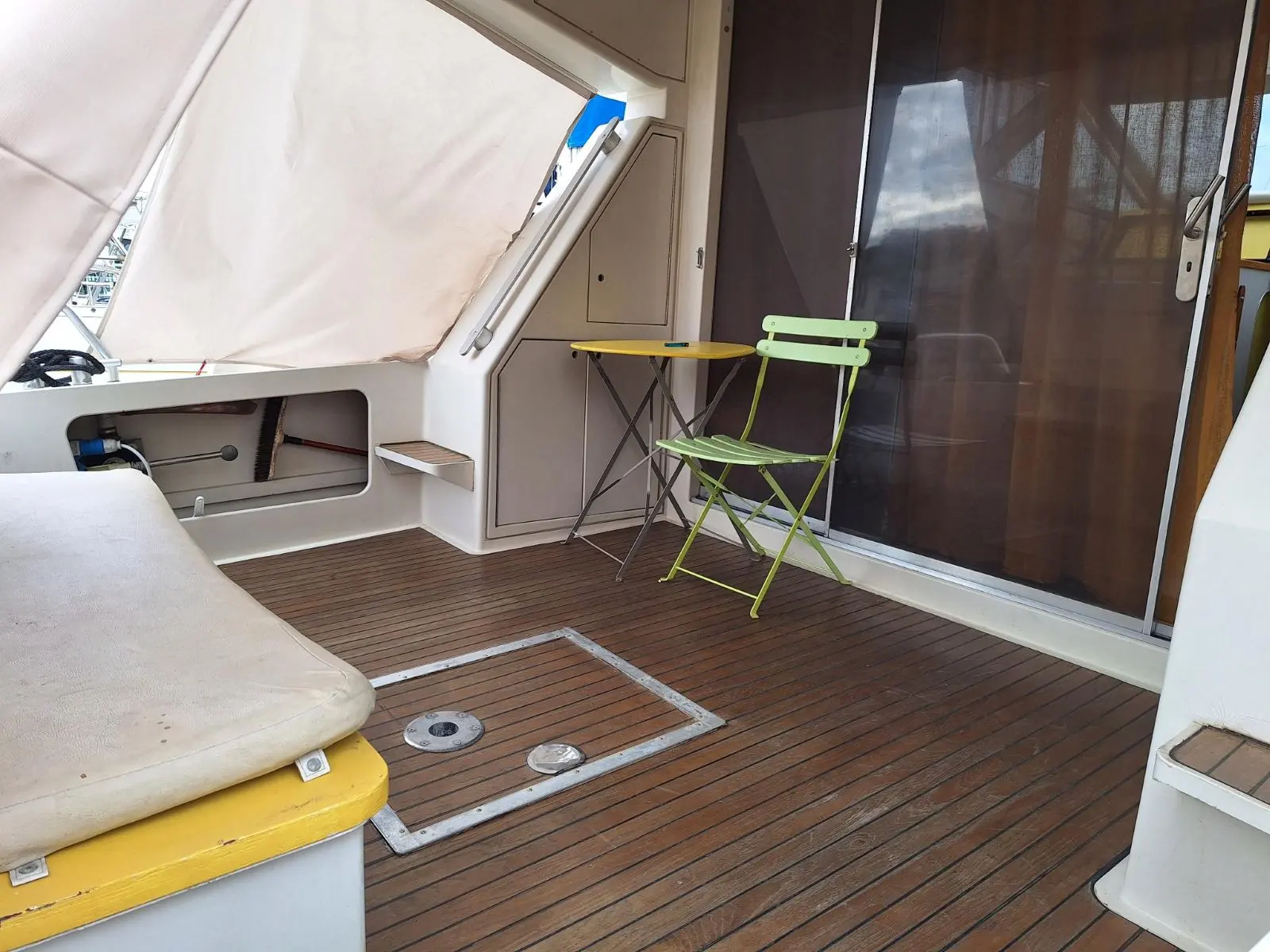 Gallart 1050 — Cockpit arrière avec banquette, table pliante et accès intérieur.