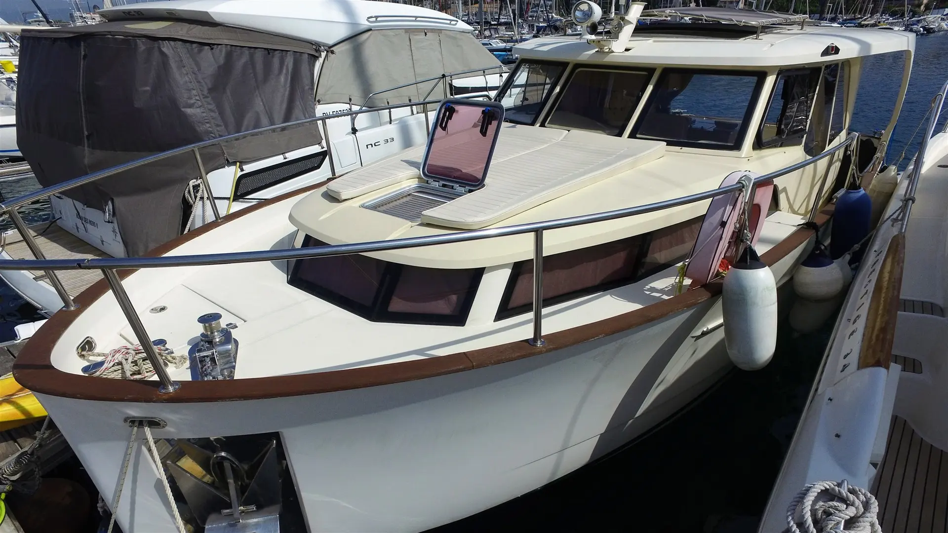 Greenline 33 Hybrid Electrique — Bateau à moteur blanc à cabine, amarré dans une marina.