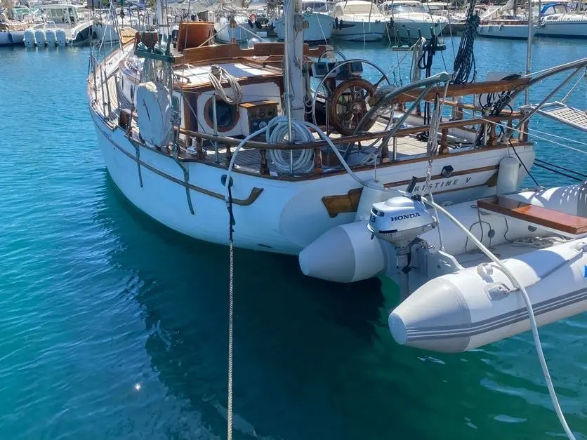 Transworld TW41 — Voilier blanc amarré dans un port, vu de trois quarts arrière, avec annexe.