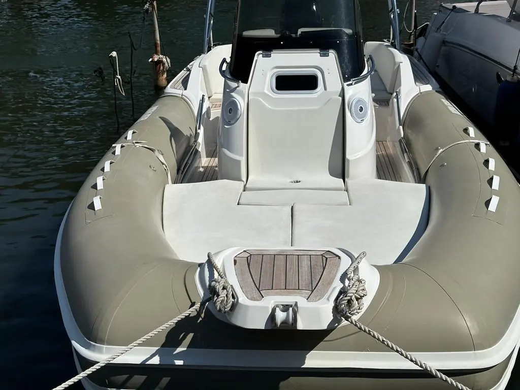 Joker Boat Clubman — Vue plongeante de l’avant et du poste de pilotage d’un semi-rigide amarré.