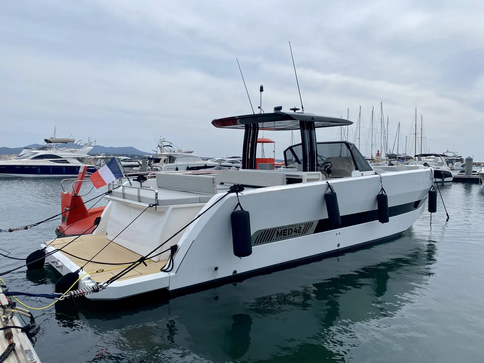 Medyacht MED 42 — Bateau à moteur blanc amarré dans une marina, vu de trois quarts arrière.