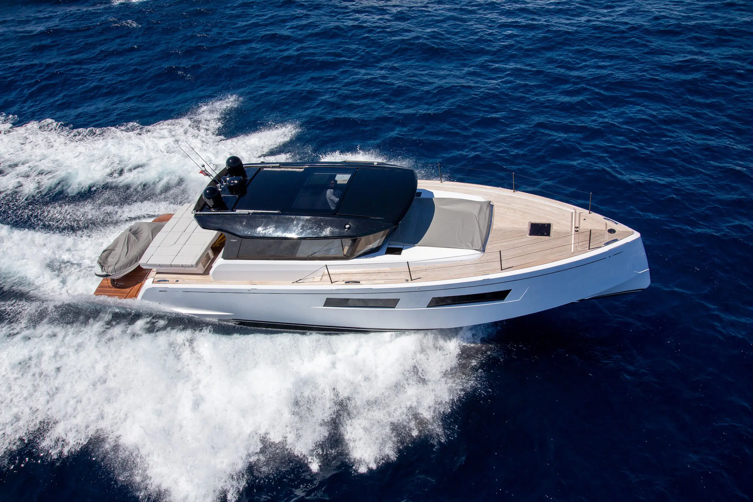 Pardo Yachts Pardo 52 GT — Vue aérienne d’un bateau blanc naviguant à pleine vitesse sur une mer bleue.