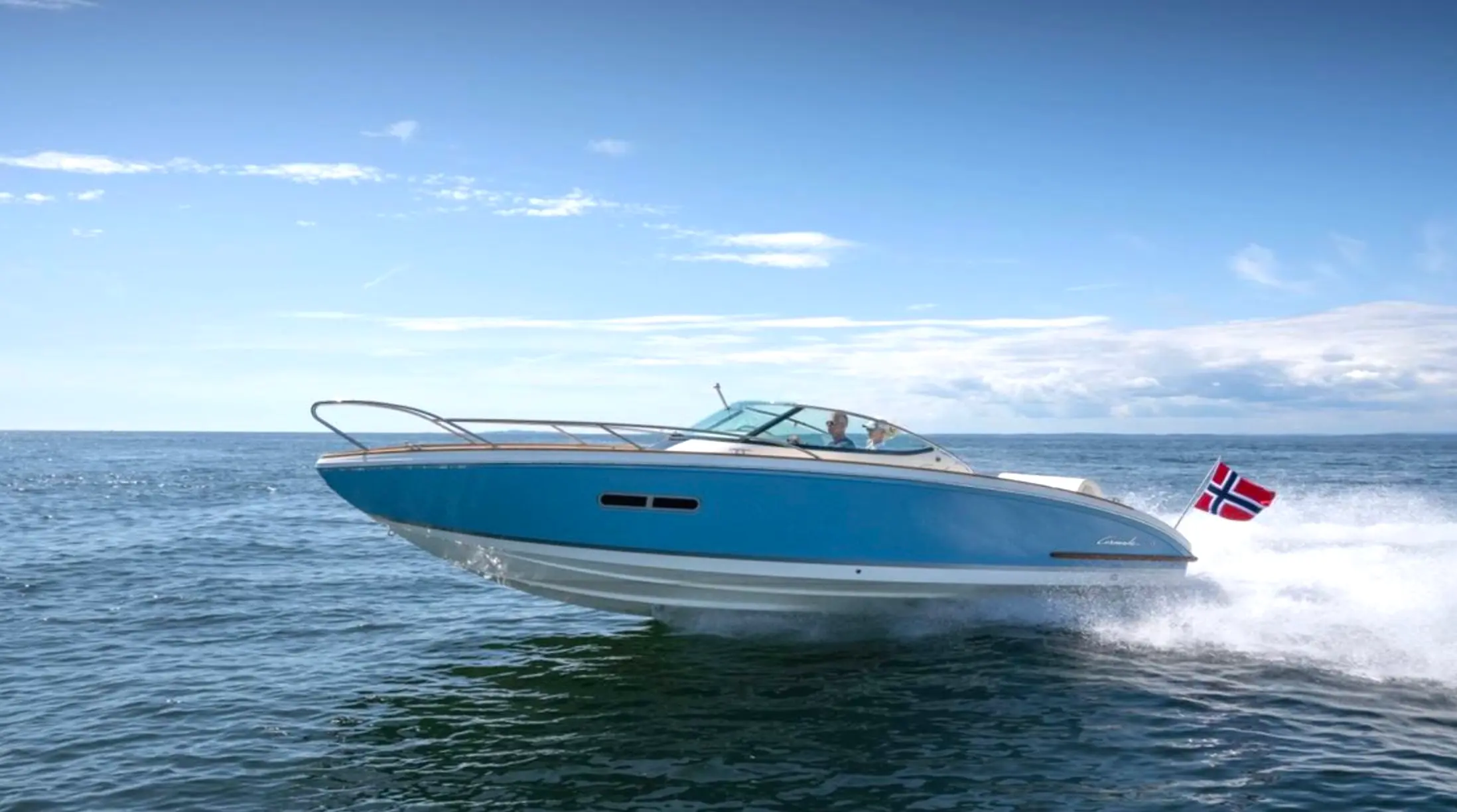 Cormate T-28 Supermarine — Bateau à moteur bleu naviguant en mer sous un ciel dégagé.