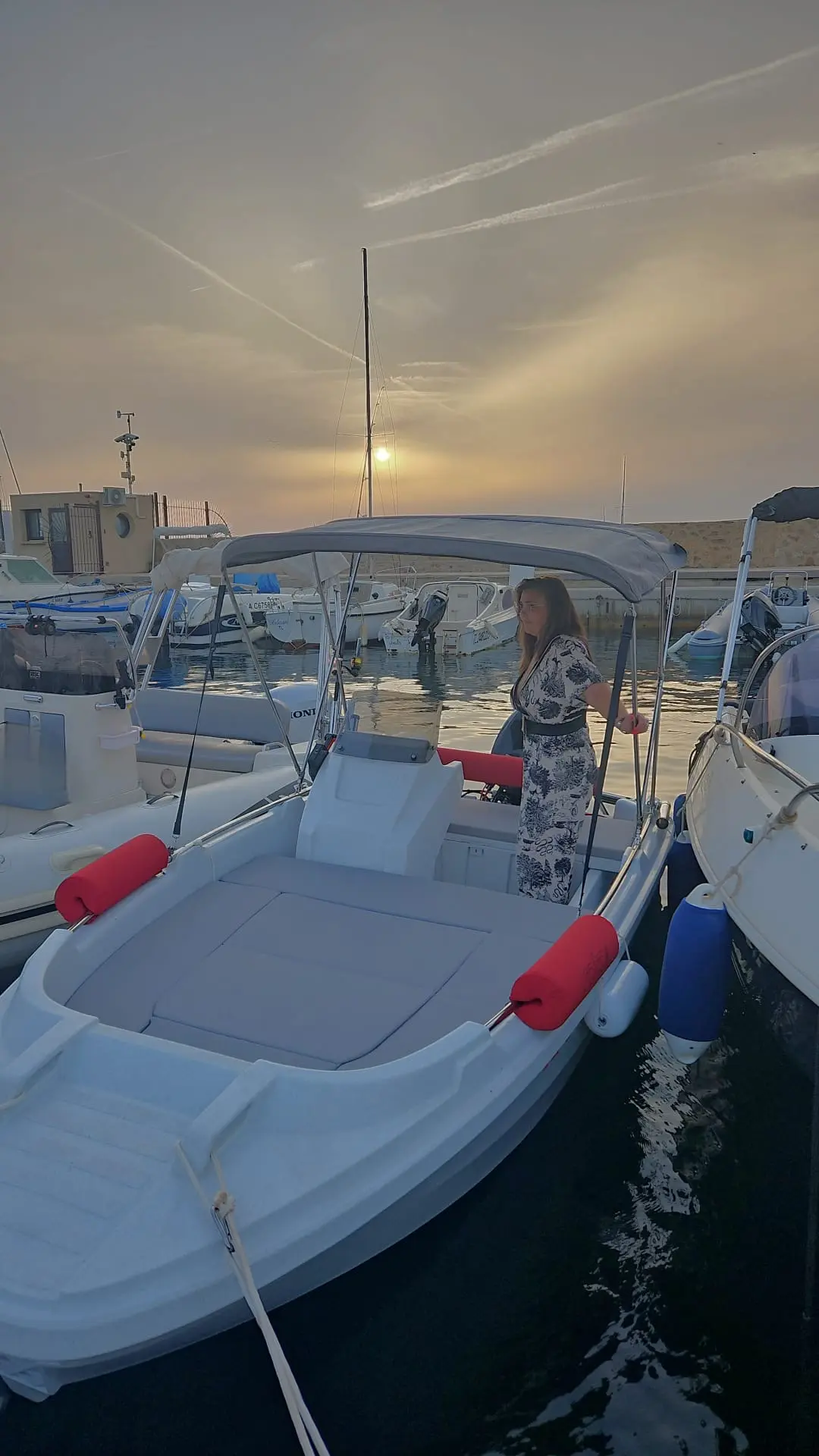 Roto 450 S — Vue du cockpit et de la proue d’un bateau à moteur amarré au port.