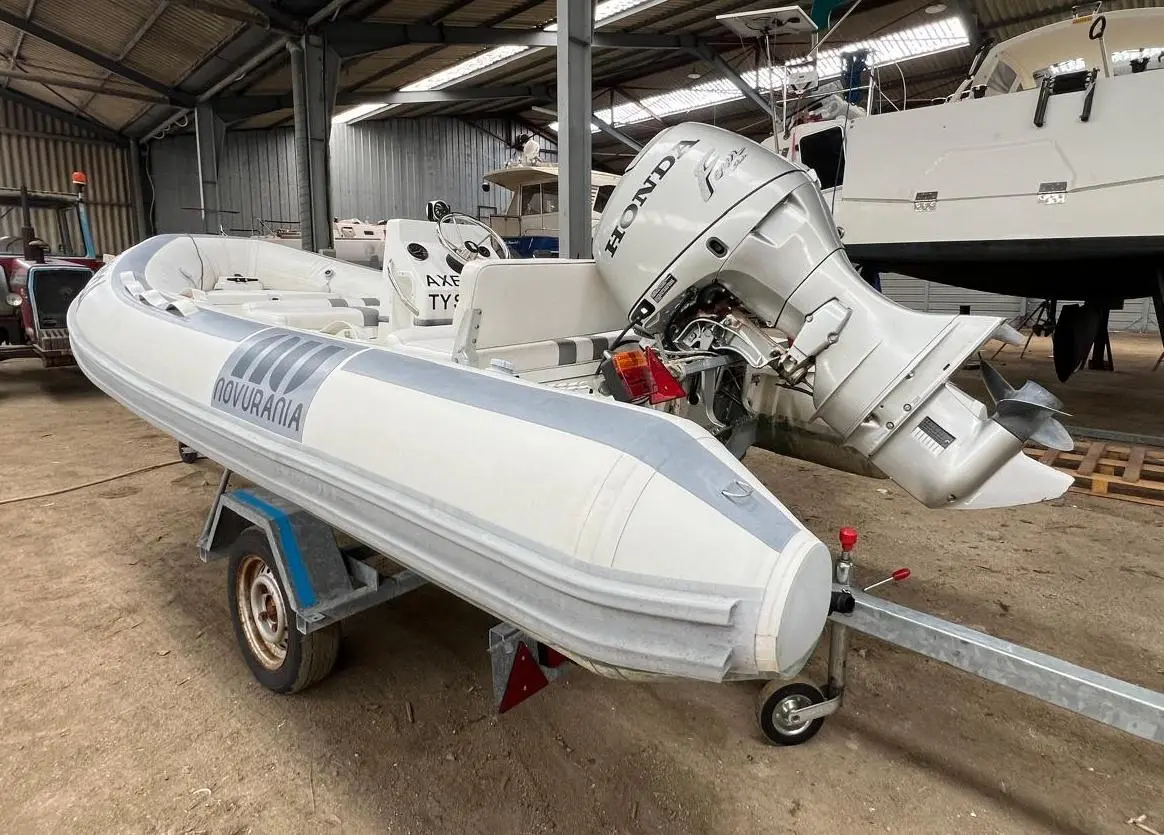 Novurania 430 DL — Bateau pneumatique blanc présenté sur sa remorque dans un hangar.