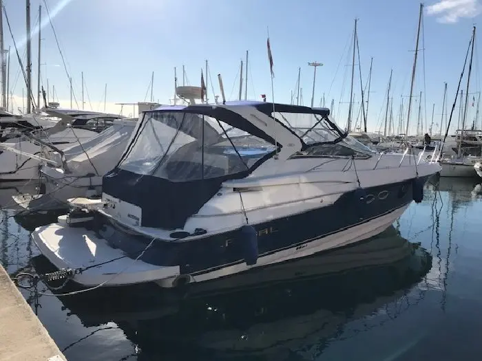 Regal Commodore 4260 — Bateau à moteur amarré dans un port, vu de trois quarts arrière.