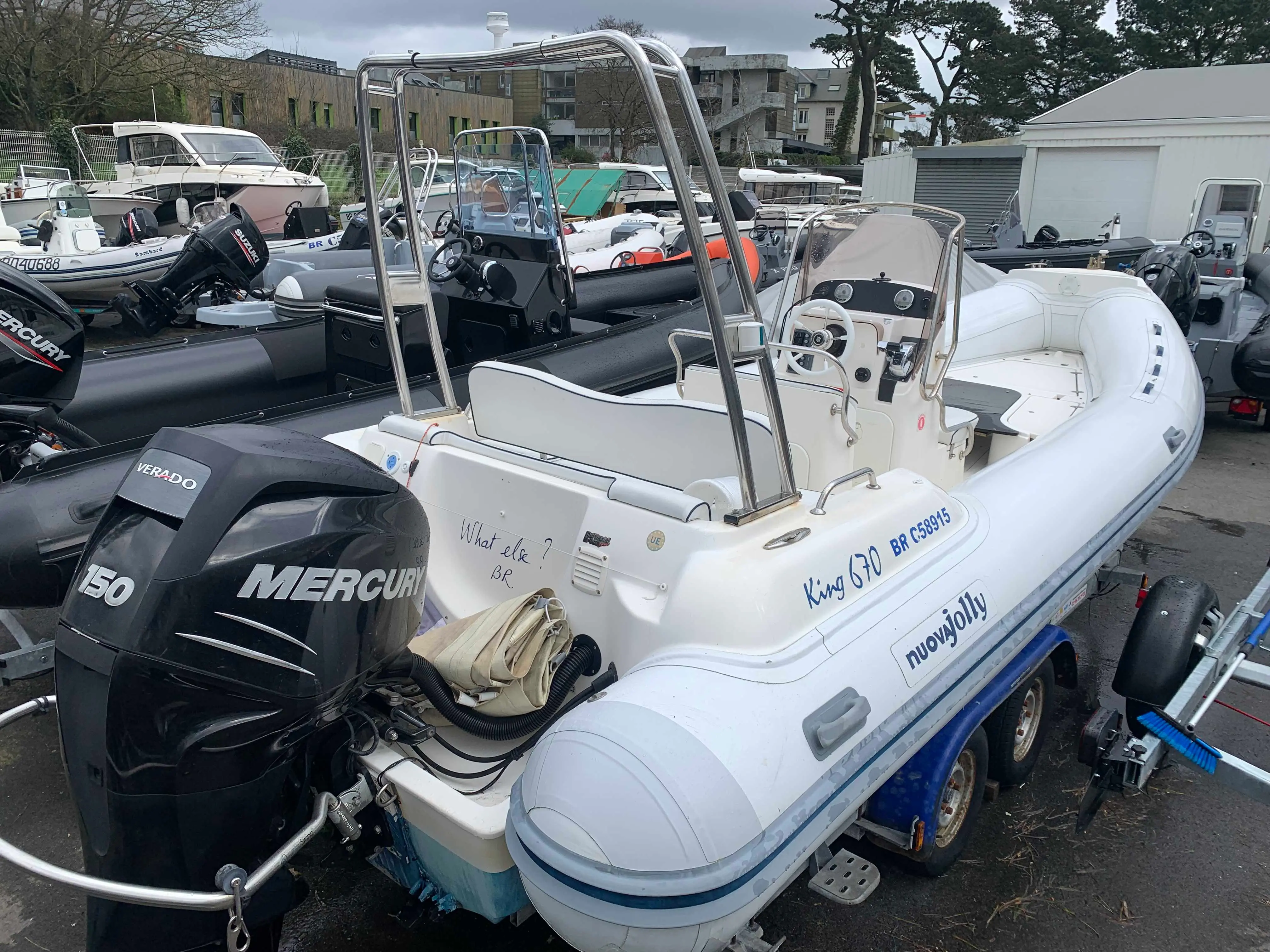 Nuova Jolly King 670 — Bateau pneumatique blanc vu de trois quarts arrière, stationné sur une remorque.