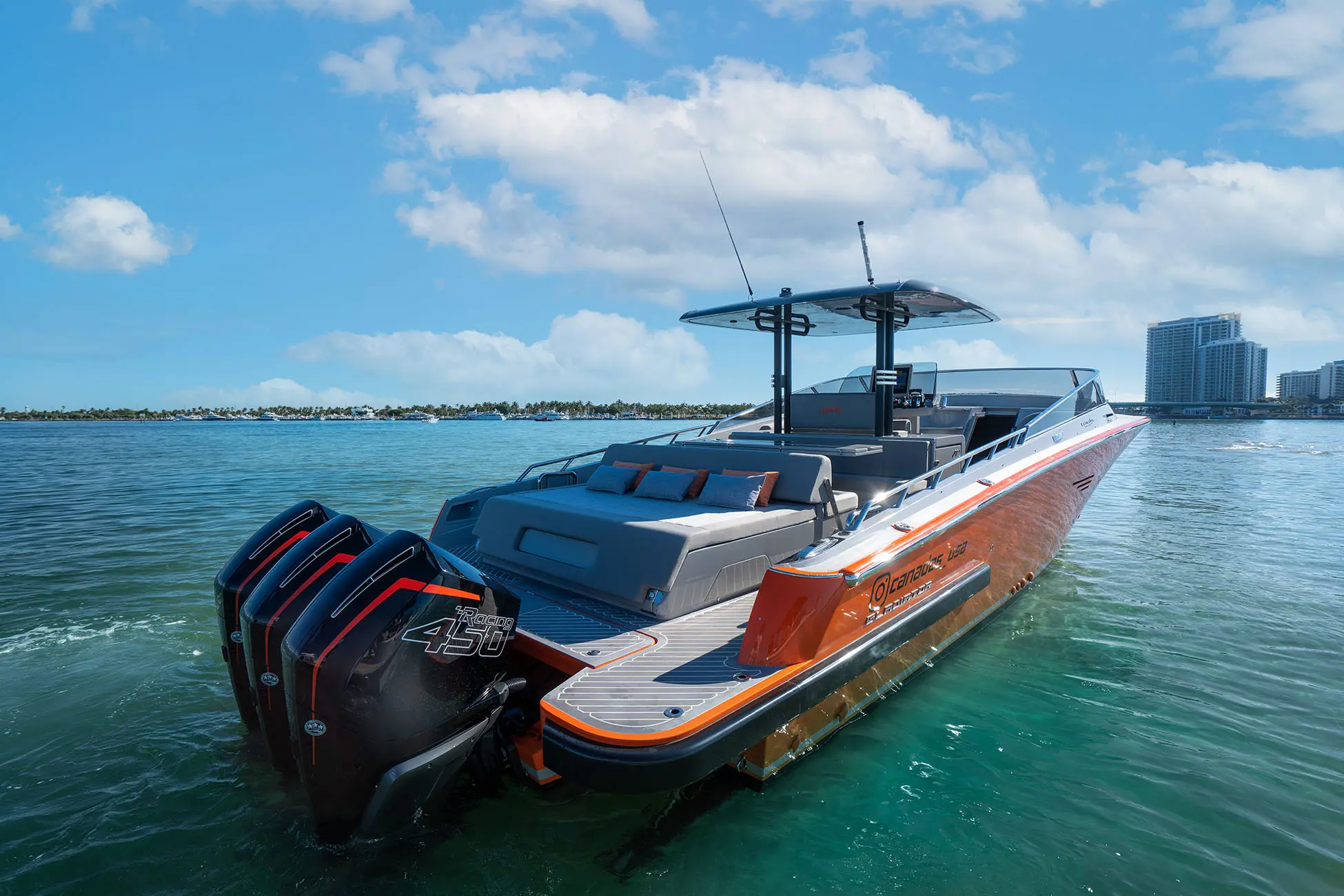 Canados 431 Gladiator — Vue arrière trois-quarts d’un bateau à moteur orange sur une eau calme.