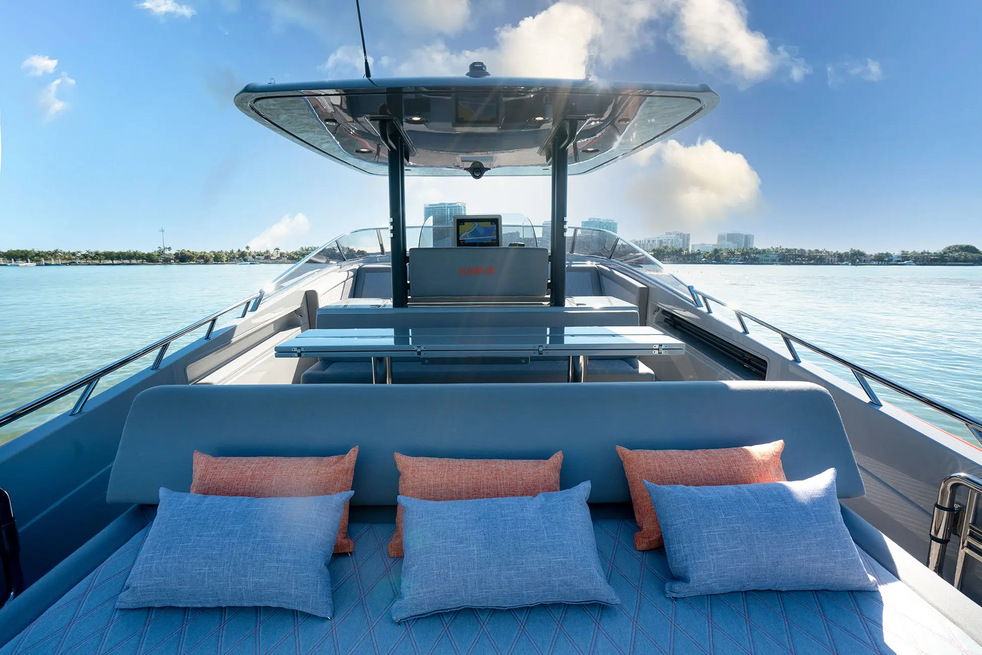 Canados 431 Gladiator — Vue du cockpit arrière avec banquette, coussins et poste de pilotage.