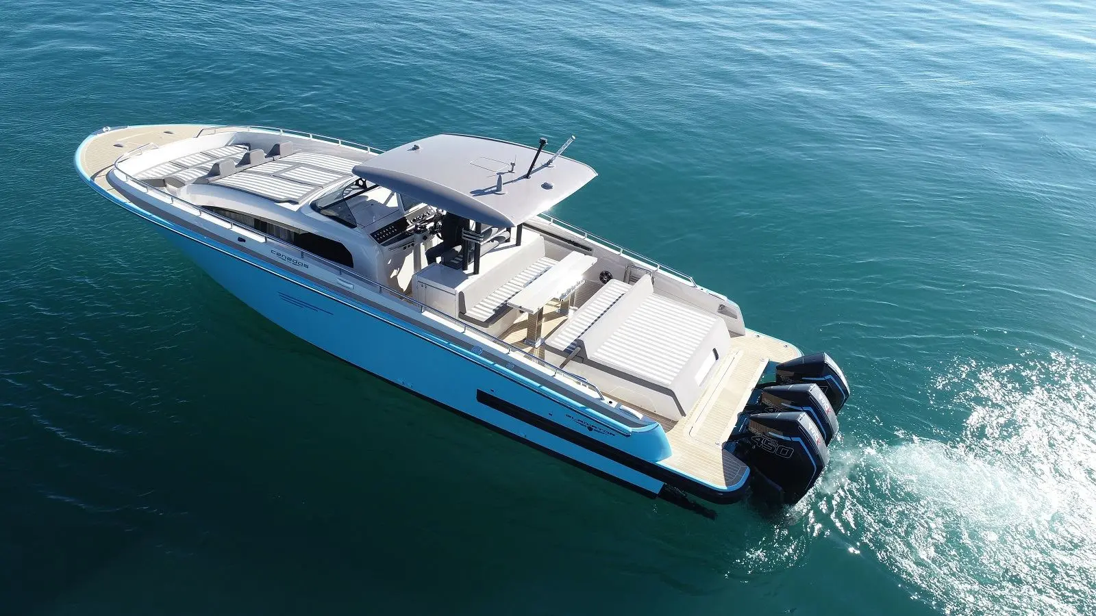 Canados 431 Gladiator — Vue aérienne en trois quarts d’un bateau bleu et blanc sur l’eau.