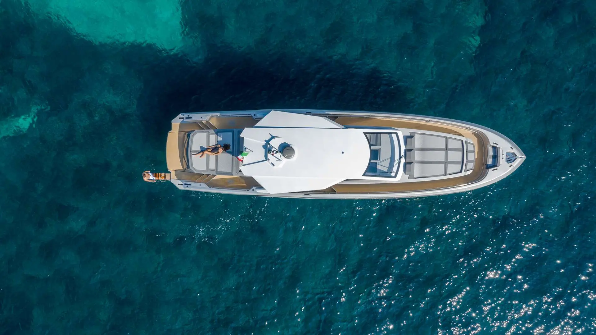 Canados 631 Gladiator — Vue aérienne d’un bateau blanc naviguant sur une mer turquoise