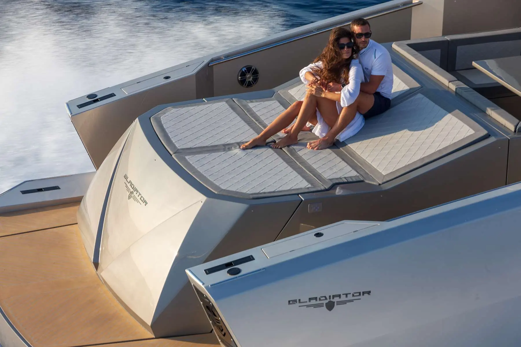 Canados 631 Gladiator — Vue plongeante de l’avant d’un bateau, avec deux personnes sur le bain de soleil.
