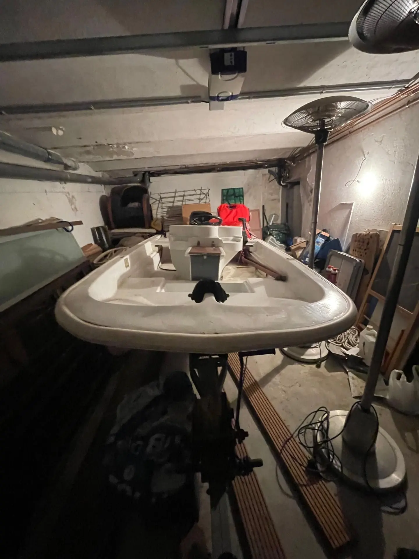 Boston Whaler 13 — Vue de l’intérieur et de la proue d’un bateau entreposé dans un garage.