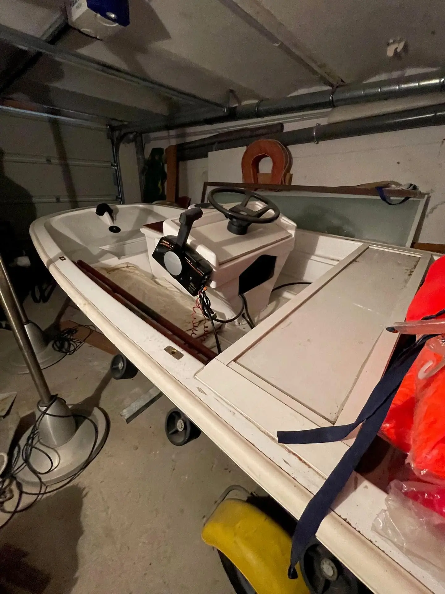 Boston Whaler 13 — Vue partielle du cockpit et de la console d’un bateau rangé dans un garage.