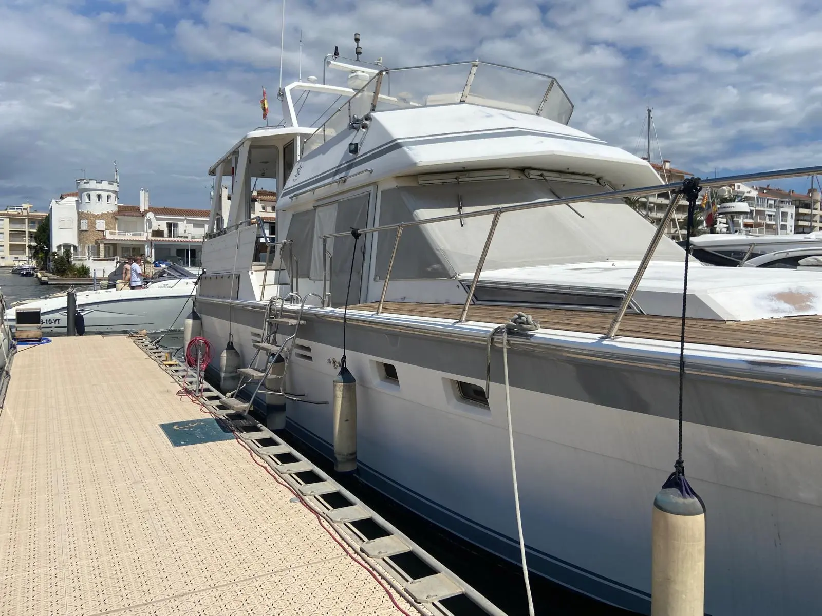 Hi Star 48 Motor Yacht — Bateau à moteur amarré au ponton, vu de trois quarts arrière.