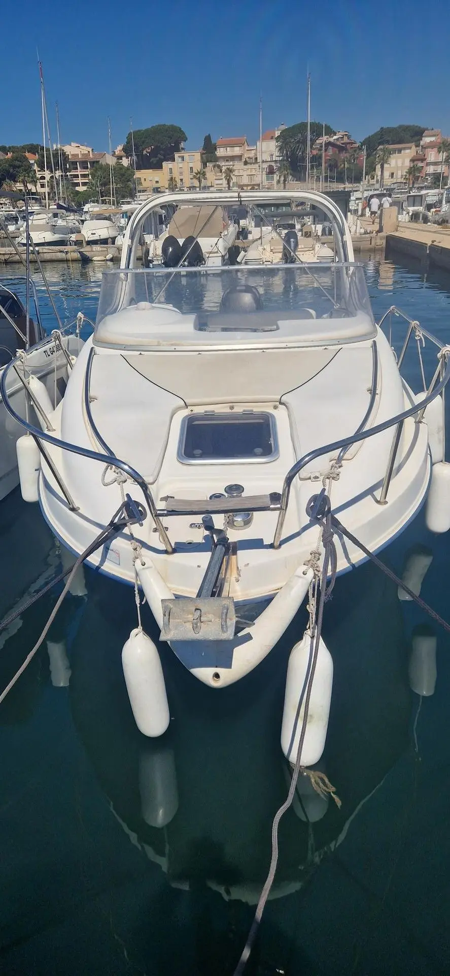 Saver 650 Cabine — Vue avant d’un bateau à moteur amarré dans un port.