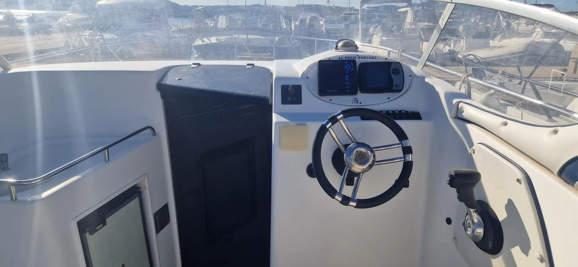 Saver 650 Cabine — Poste de pilotage avec volant, commandes moteur et écran de navigation.
