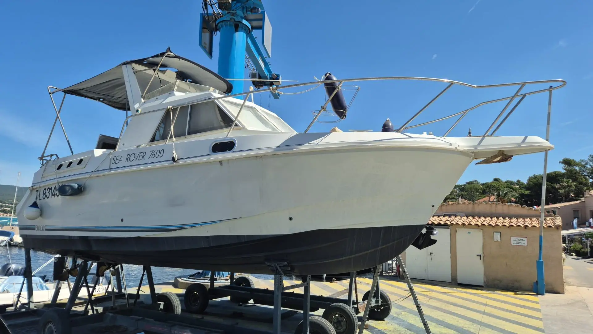 Sea Rover 7600 — Bateau à moteur blanc photographié à sec sur remorque, en vue de trois-quarts avant.