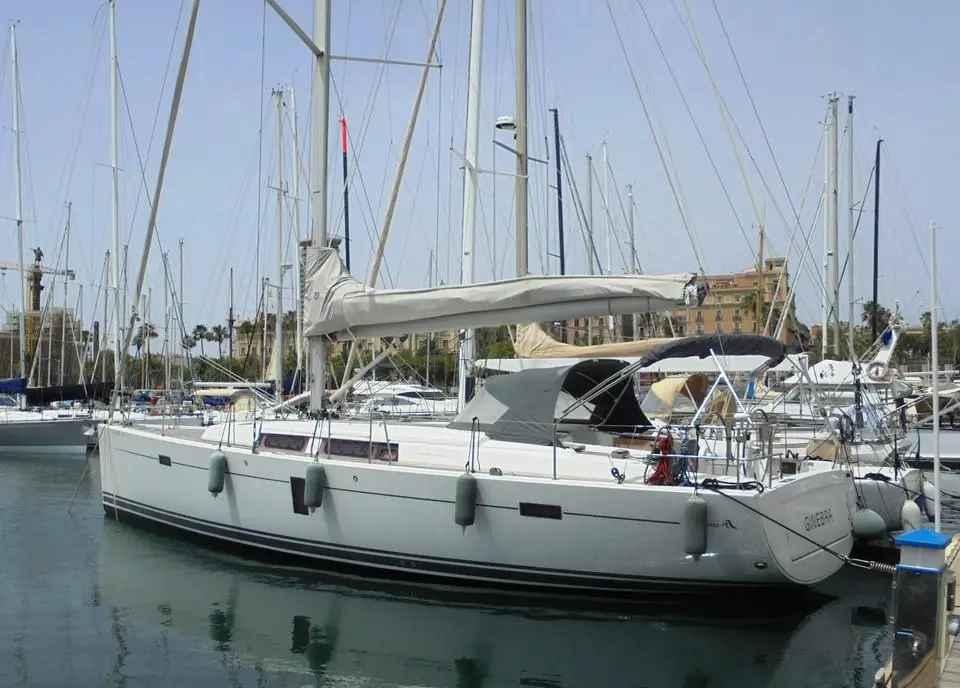 Hanse 445 — Voilier blanc amarré dans une marina, vu de trois quarts tribord.