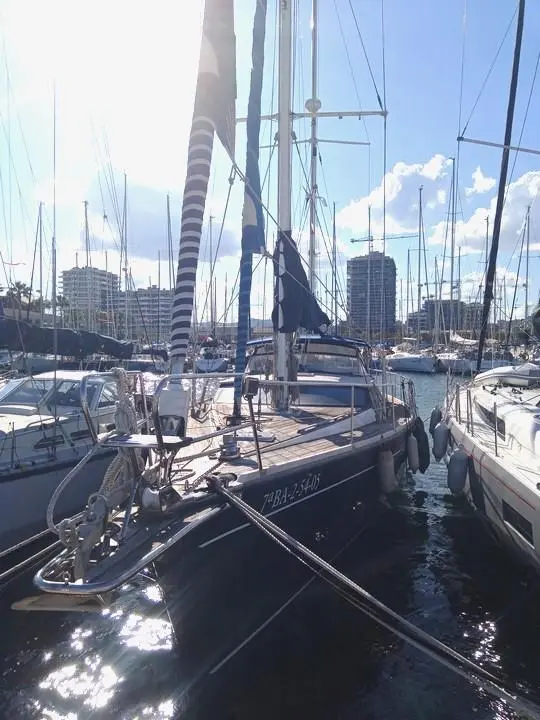 North Wind 56 — Voilier amarré dans une marina, vu de l’avant entre d’autres bateaux.