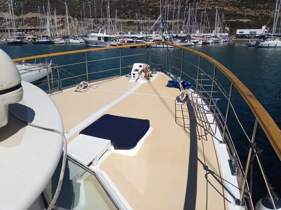 Dagless Fleur De Lys — Vue de l’avant du pont d’un bateau amarré dans une marina.