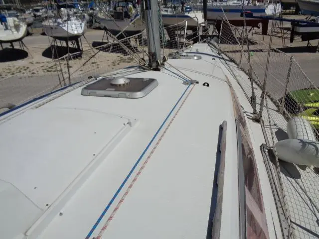 Kirie Feeling 346 — Vue plongeante du pont avant d’un voilier amarré dans un port.