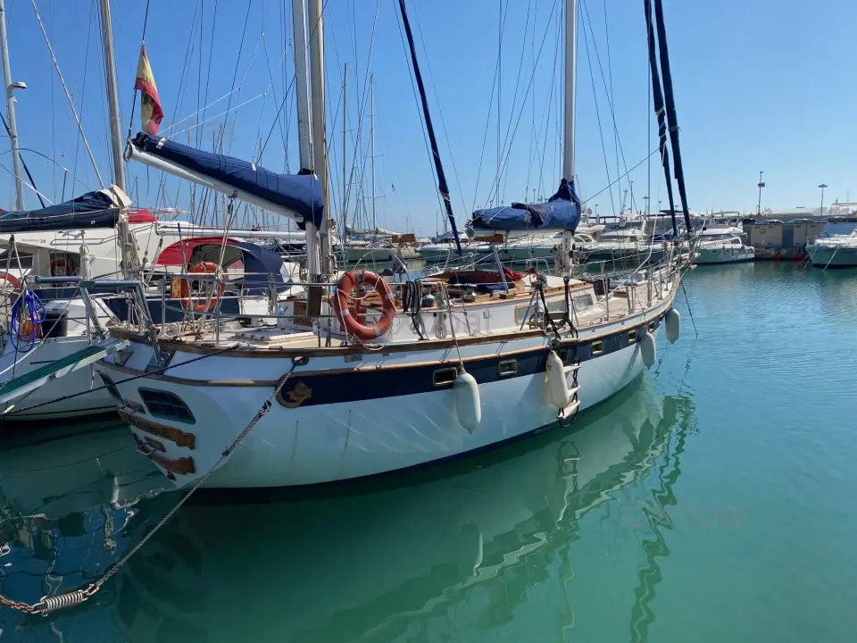 Formosa 47 — Voilier blanc amarré dans une marina, vu de trois quarts bâbord.