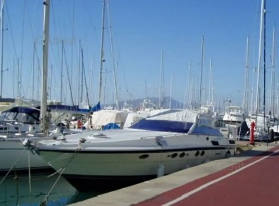 ProfileMarine Cherokee 50 — Bateau à moteur blanc amarré dans un port de plaisance.