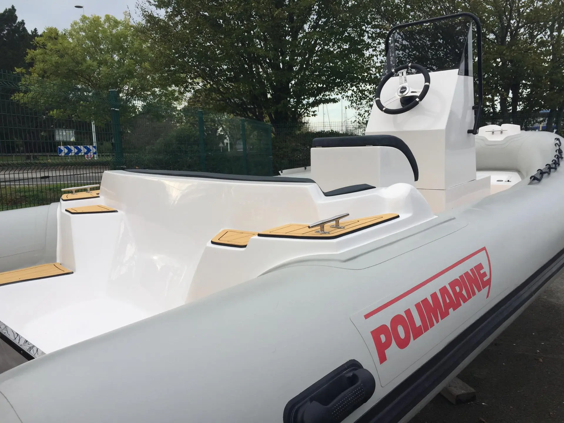 Polimarine Rib 520 — Vue rapprochée d’un bateau pneumatique blanc avec console centrale et sièges noirs.