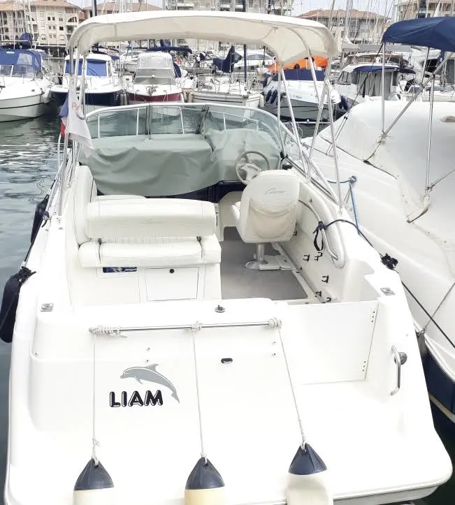 Bayliner Cierra 2355 Sunbridge — Vue arrière du cockpit d’un bateau amarré dans un port.