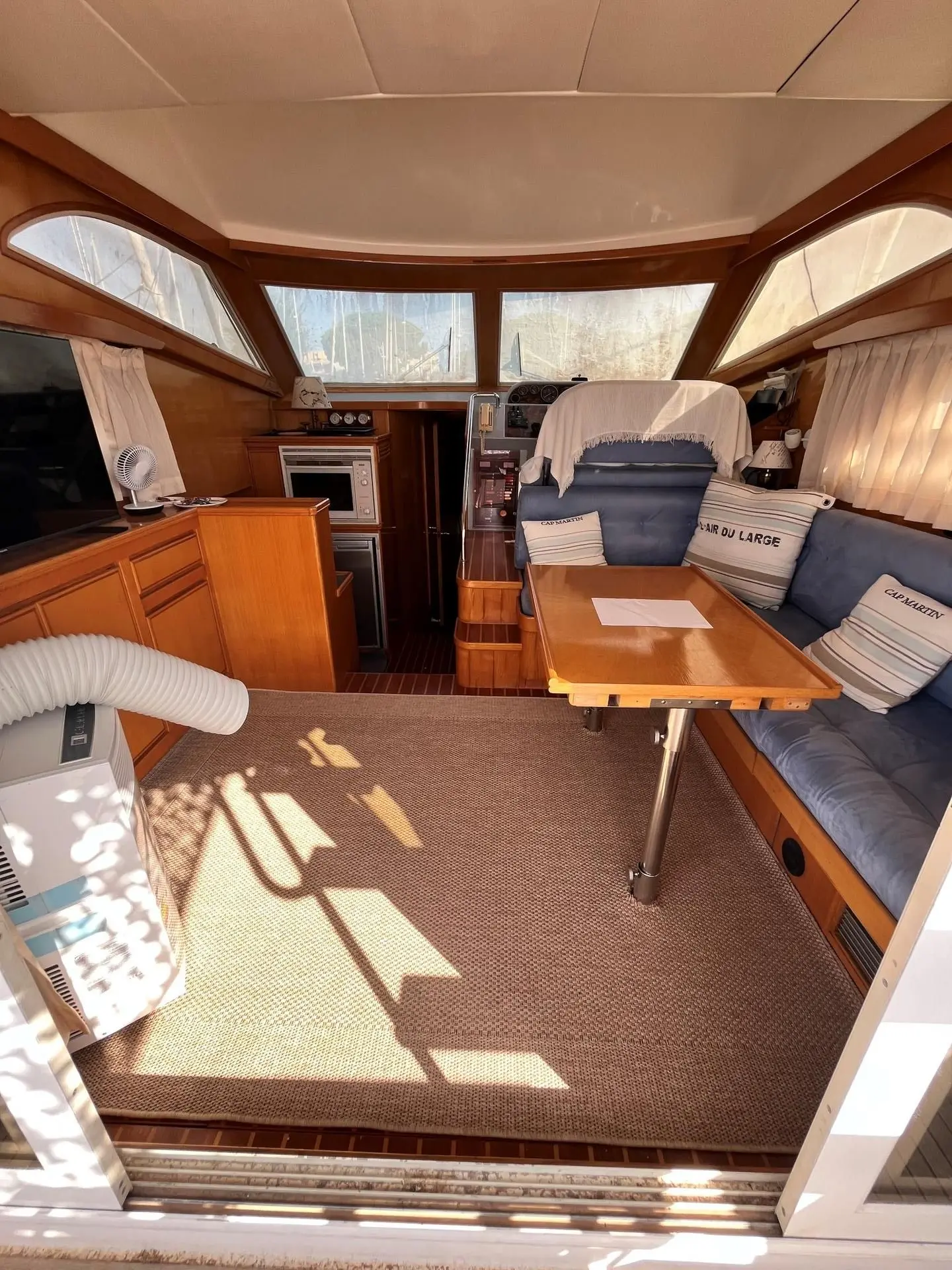 Astor 37 — Vue intérieure du carré avec poste de pilotage, cuisine et banquette.