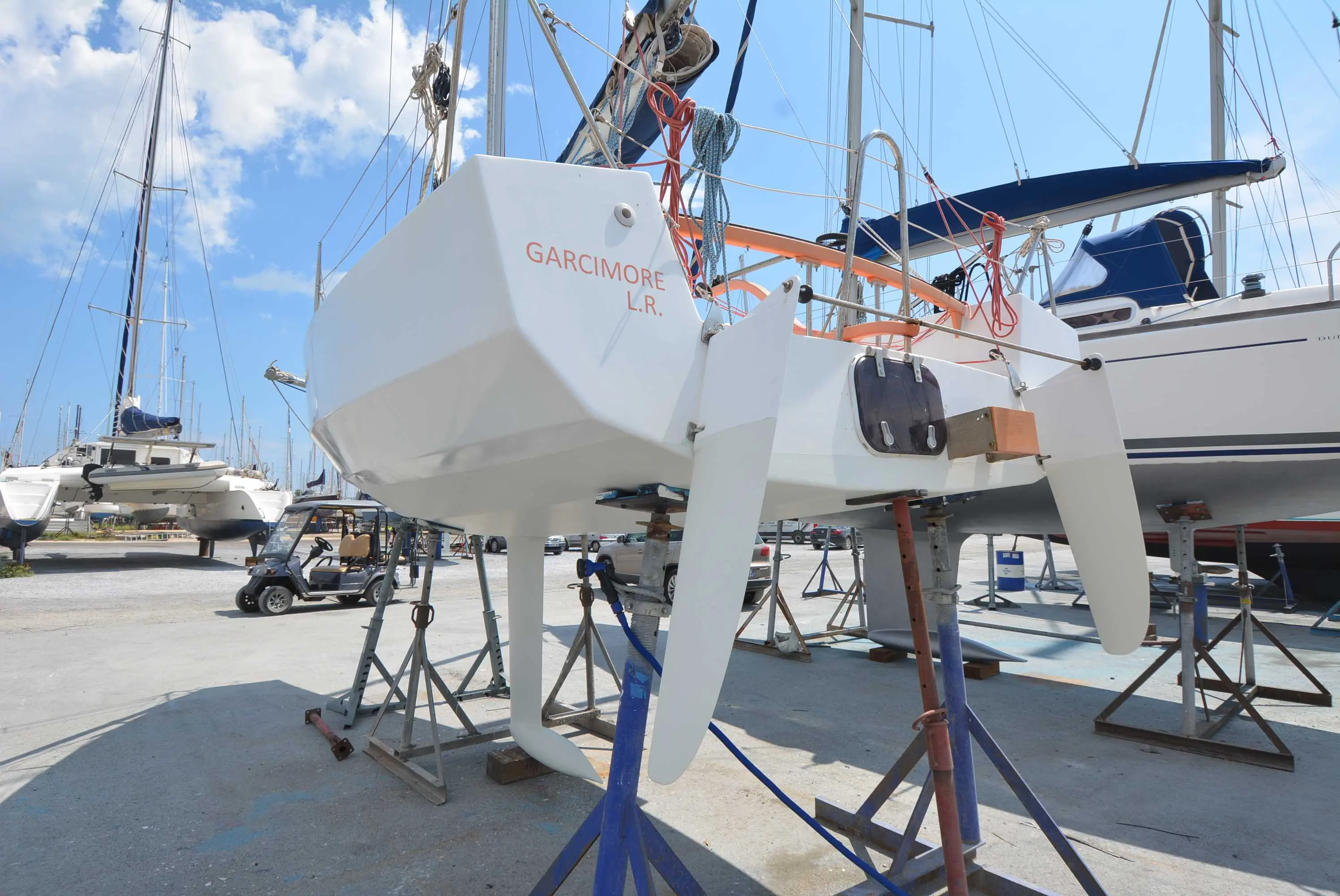 Amc marine Mistral 650 — Poupe et quille d’un voilier blanc posé sur bers dans un chantier naval.