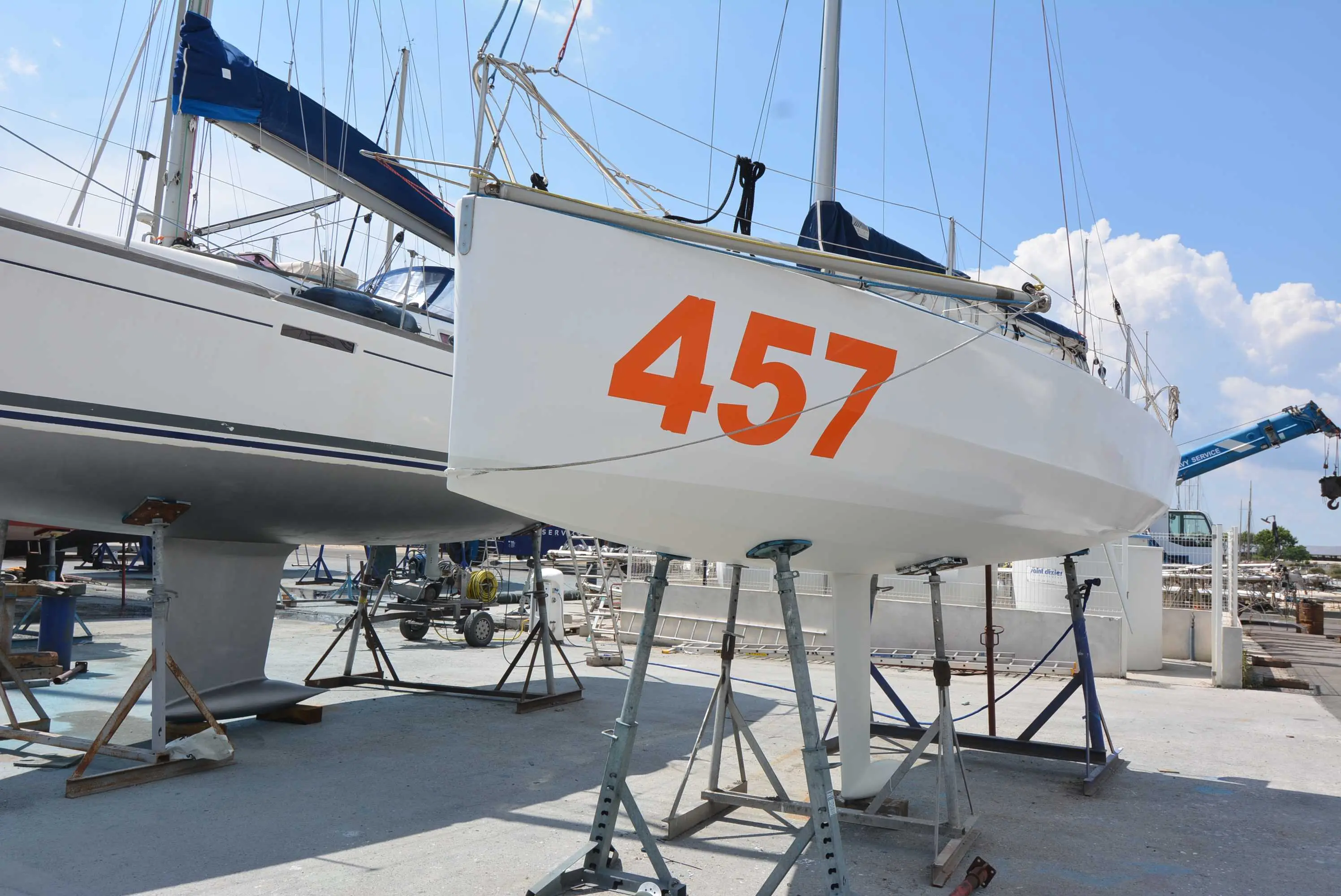 Amc marine Mistral 650 — Voilier blanc portant le numéro 457, photographié sur bers dans un chantier naval.