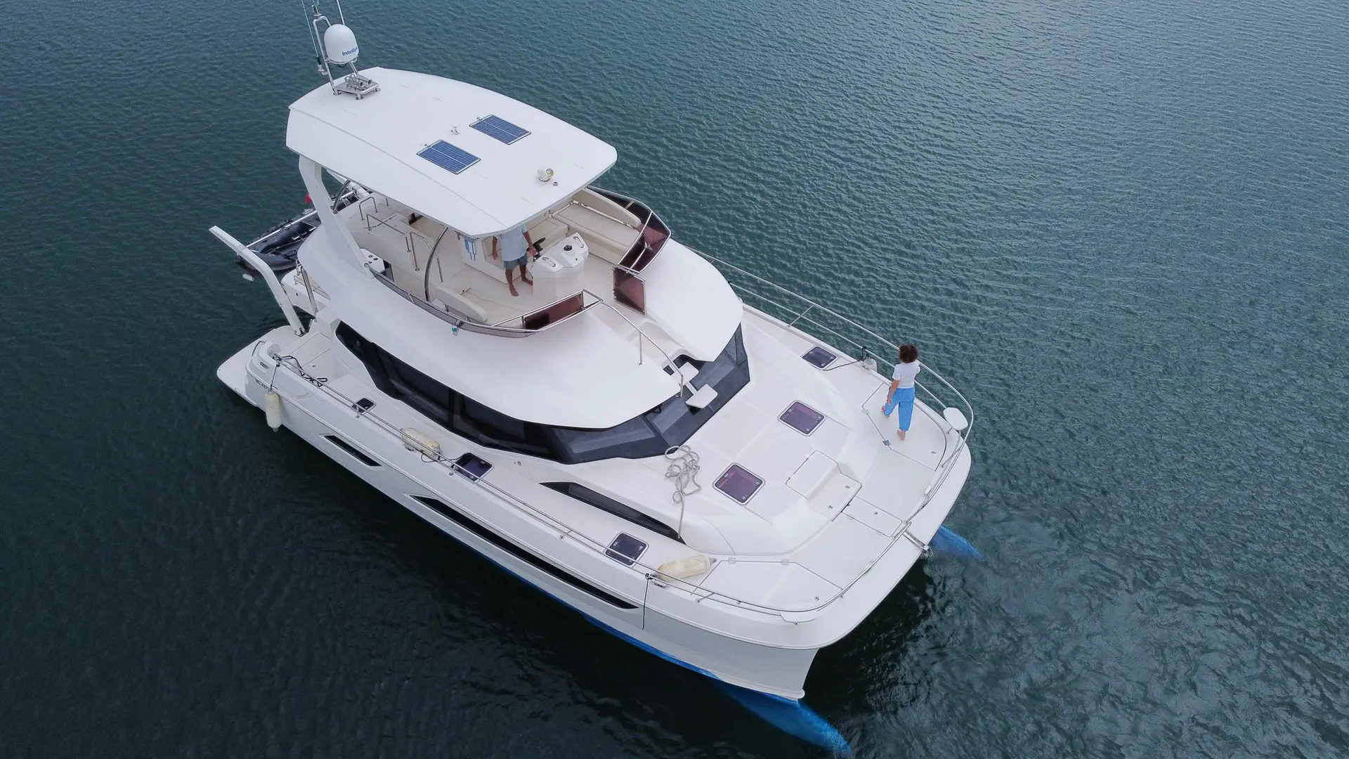 Aquila 44 — Vue aérienne en trois quarts d’un catamaran à moteur blanc sur l’eau.