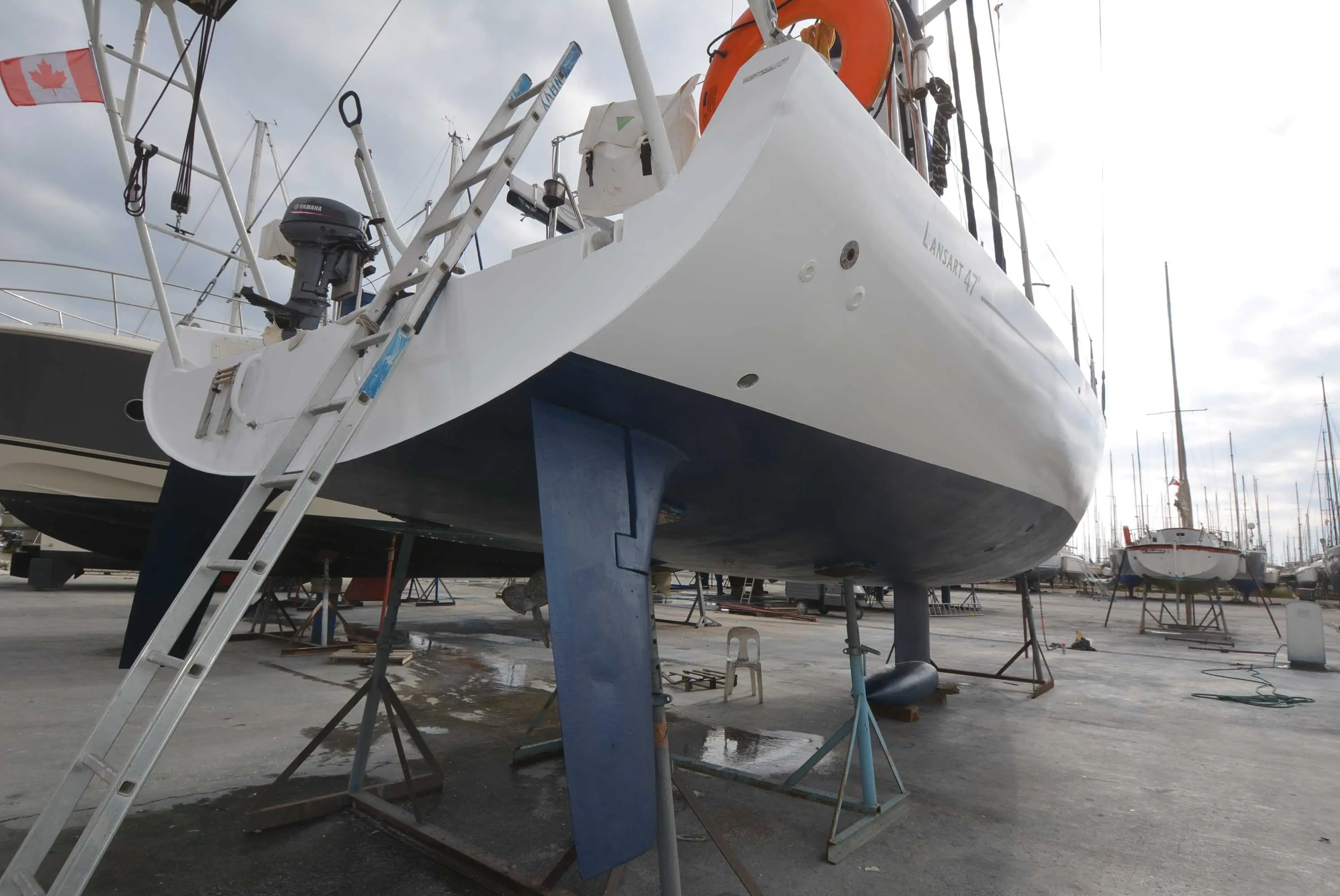 Lansart 47 — Voilier blanc photographié sur bers dans un chantier nautique.