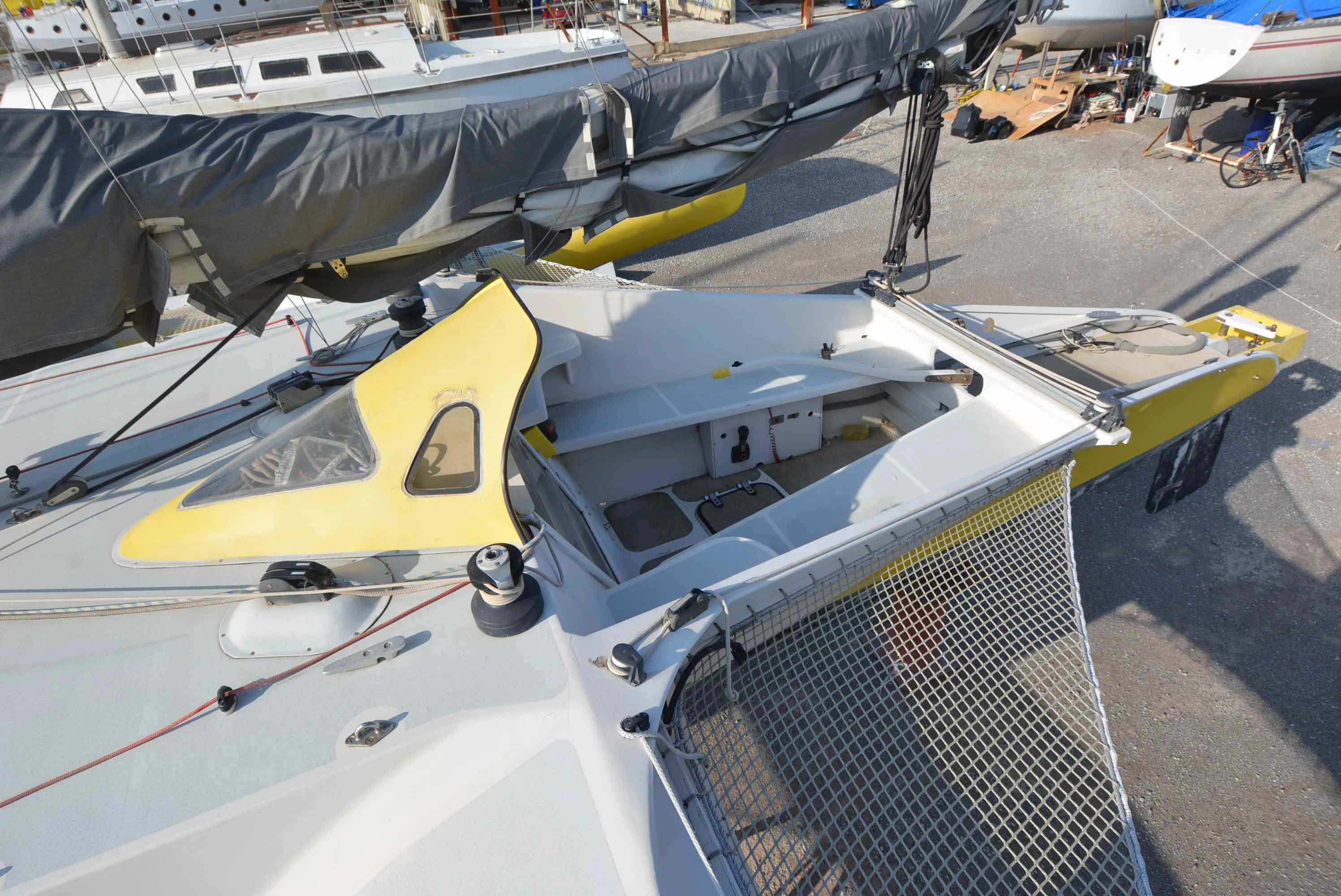 Newick 40 — Vue plongeante du pont et du cockpit d’un catamaran à quai.
